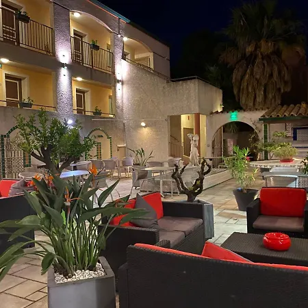Logis Les Ii Mas - Perpignan Sud Hotel 3*