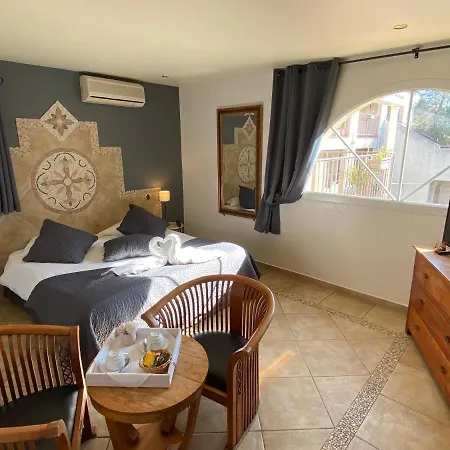 מלון Logis Les Ii Mas - Perpignan Sud 3*