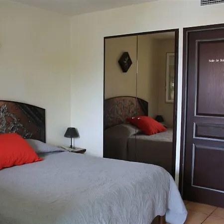 Logis Les Ii Mas - Perpignan Sud 3* 卡贝斯塔尼