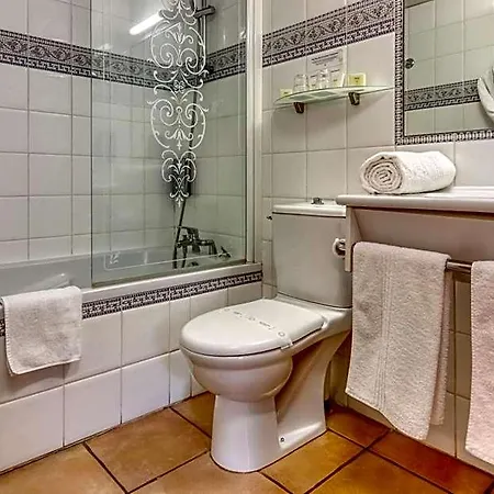 Hotel Logis Les Ii Mas - Perpignan Sud 3*