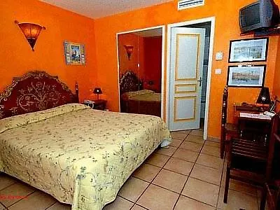 Logis Les Ii Mas - Perpignan Sud Hotel