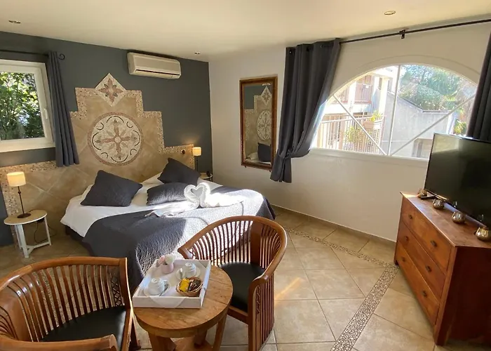 Hotel Logis Les Ii Mas - Perpignan Sud 3*